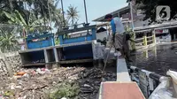 Banjir juga disebabkan, tersumbatnya saluran air oleh sampah yang membuat aliran di sungai sekitar permukiman warga meluap. (Liputan6.com/Herman Zakharia)