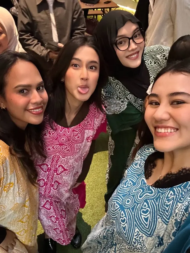 Keisya Levronka kenakan daster saat Mahalini Dapat Kejutan Ulang Tahun ke-26. {@ugekica]