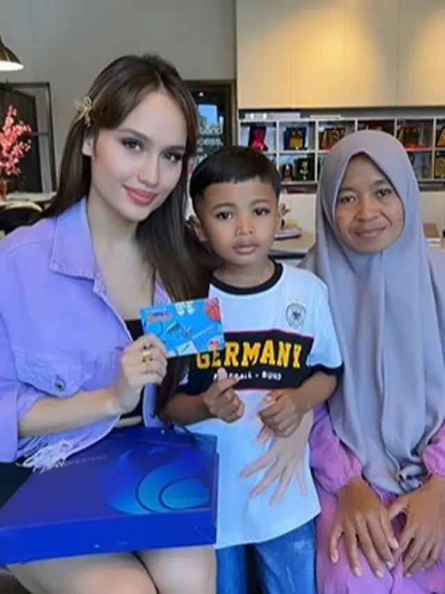 Cinta Laura bersama anak-anak asuhnya (Instagram/claurakiehl)