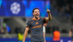 Pemain Inter Milan, Carlos Augusto, setelah mencetak gol kedua timnya dalam pertandingan Liga Champions antara Inter Milan dan Kairat Almaty di Milan, Italia, 6 November 2025. (AP Photo/Luca Bruno)