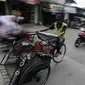 Aktifitas becak di Kampung Bahari, Tanjung Priok, Jakarta, Selasa (16/1). Anies beralasan dengan beroperasinya becak, keadilan peluang ekonomi kembali didapatkan warga yang tersingkir karena kebijakan larangan operasional. (Liputan6.com/Faizal Fanani)