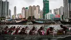 Peserta memacu perahu naga dalam peringatan tahunan Tuen Ng atau Festival Perahu Naga di Hong Kong, Kamis (9/6). Festival tersebut digelar tiap bulan kelima penanggalan Tiongkok. (Anthony WALLACE/AFP)