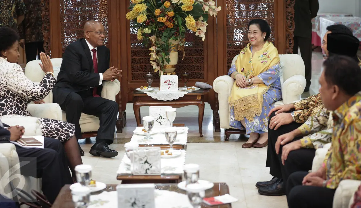 Suasana pertemuan di kediamaan Megawati,  Jakarta, Rabu (8/3). Dalam pertemuan itu, kedua tokoh negara membahas mengenai sejarah Presiden RI pertama Soekarno yang memiliki hubungan baik dengan Afsel. (Liputan6.com/Faizal Fanani)