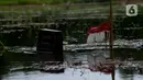 Salah satu makam di Tempat Pemakaman Umum (TPU) Tanah Kusir yang terendam banjir, Jakarta, Jumat (3/1/2020). TPU Tanah Kusir terendam banjir setelah Kali Pesanggrahan meluap akibat intensitas hujan  yang tinggi pada Rabu lalu. (merdeka.com/Imam Buhori)
