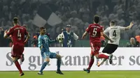 Pemain Eintracht Frankfurt, Antonio Rebic (4), mencetak dua gol ke gawang Bayern Munchen pada final DFB Pokal di Berlin, Minggu (20/5/2018) dini hari WIB. (AP Photo/Michael Sohn)
