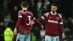 Pemain West Ham United Aaron Cresswell (kiri) berjabat tangan dengan Manuel Lanzini usai melawan Derby County pada pertandingan sepak bola putaran keempat Piala FA di Stadion Pride Park, Derby, Inggris, 30 Januari 2023. West Ham United mengalahkan Derby County dengan skor 2-0. (AP Photo/Rui Vieira)