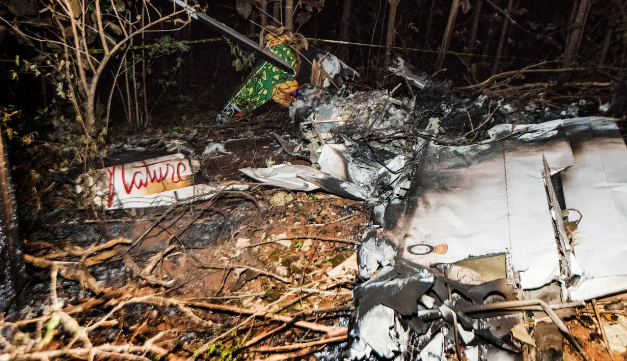 Sisa pesawat yang terbakar dari pesawat penumpang kecil yang jatuh di dekat Punta Islita, Kosta Rika, Minggu, (31/12). Angin kencang diduga menjadi penyebab jatuhnya pesawat Cessna 208 Caravan milik maskapai Nature Air. (AFP Photo/Ezequiel Becerra)