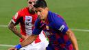 Penyerang Barcelona, Luis Suarez menggiring bola dari kejaran bek Athletic Bilbao, Unai Nunez pada lanjutan La Liga Spanyol  di stadion Camp Nou, Barcelona (23/6/2020). Barcelona menang tipis atas Bilbao 1-0 berkat gol tunggal Ivan Rakitic. (AFP/Pau Barrena)