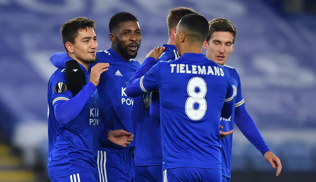 Gelandang Leicester City, Cengiz Under (kiri), melakukan selebrasi bersama rekan-rekannya usai mencetak gol pertama timnya ke gawang AEK Athens dalam laga lanjutan Liga Europa 2020/21 Grup G di King Power Stadium, Kamis (10/12/2020). Leicester City menang 2-0 atas AEK Athens. (AFP/Ben Stansall)