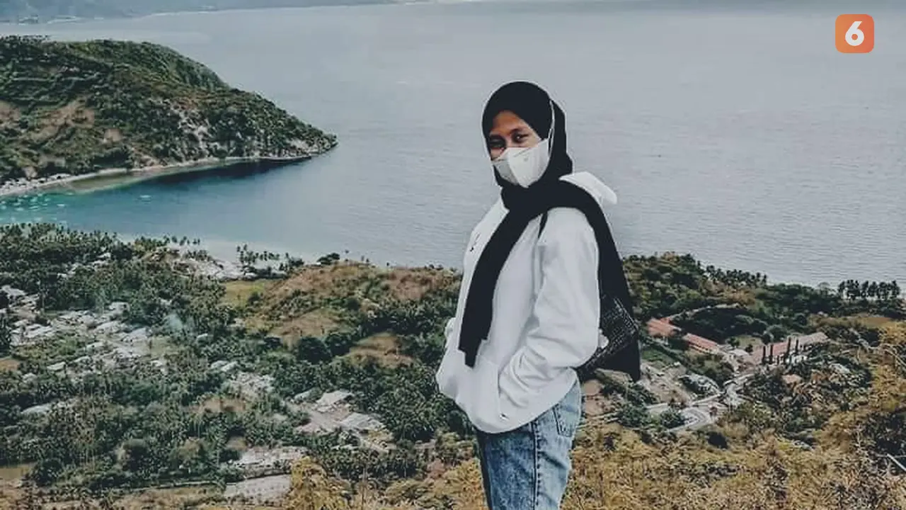 Regita Daud Towaka saat mengambil berada di Bukit Kayubulan, Kabupaten Gorontalo (Arfandi Ibrahim)