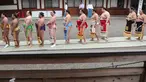 Sejumlah pegulat sumo berbaris untuk berdoa di Kuil Yasukuni di Tokyo, Jepang, Senin (17/4). (AP Photo / Shizuo Kambayashi)