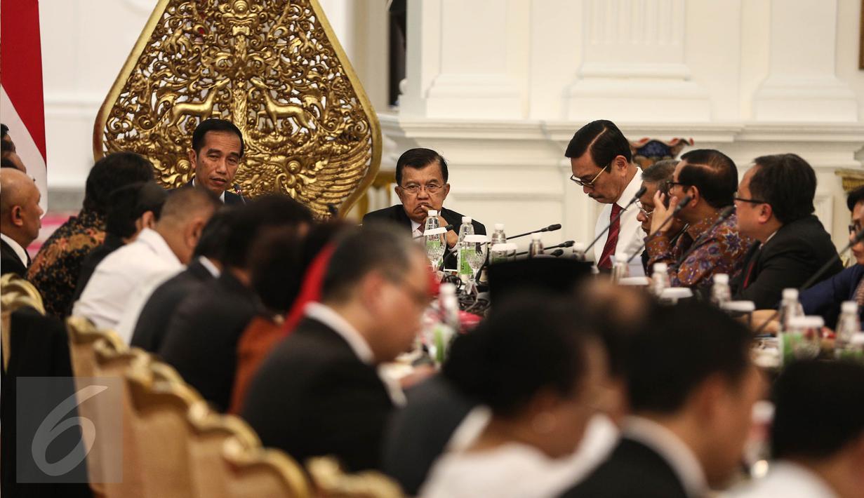 Presiden Joko Widodo dan wakil presiden Jusuf Kalla memimpin sidang kabinet paripurna di Istana Merdeka,Jakarta, (27/7). Usai pelantikan, Sejumlah menteri langsung ikuti sidang paripurna. (Liputan6.com/Faizal Fanani)