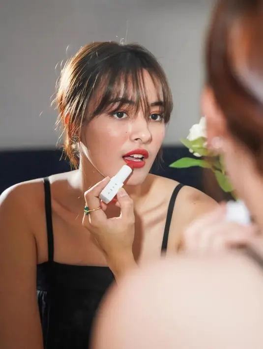 Bibir jadi salah satu bagian tubuh yang memikat dari aktris Mawar Eva de Jongh. [Instagram/mawar_eva]