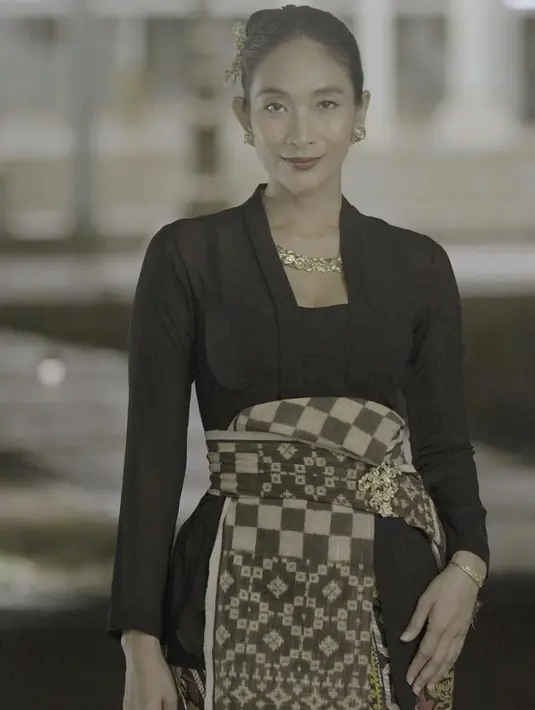 Adapun aksen ikat pada pinggang menggunakan kain etnik, memberikan keunikan pada tampilan.  [Foto: Happy Salma/ Instagram]