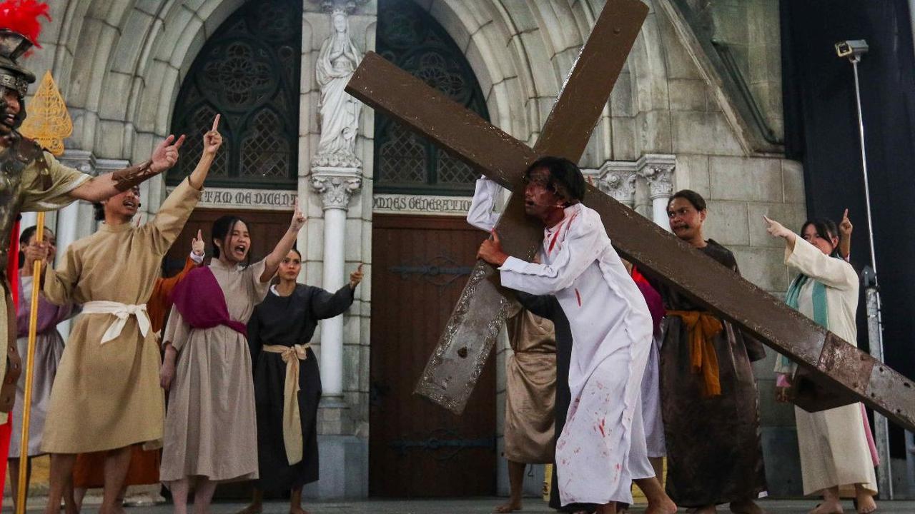 Sejumlah umat Katolik menampilkan prosesi Jalan Salib saat ibadah Jumat Agung pada perayaan Tri Hari Suci Paskah di Gereja Katedral, Jakarta, Jumat (29/3/2024). Prosesi Jalan Salib ini dihadirkan untuk merenungkan kisah sengsara Yesus Kristus yang akhirny