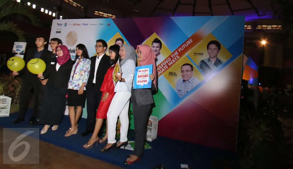Para peserta berfoto di booth acara EMTEK Goes To Campus (EGTC) 2017 di Graha Cakrawala Universitas Negeri Malang, Jawa Timur, Rabu (3/5). EGTC Malang berlangsung dari 3 hingga 4 Mei 2017. (Liputan6.com/Helmi Afandi)