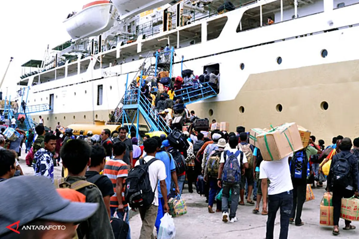 mudik-tanjung-perak-130724c.jpg