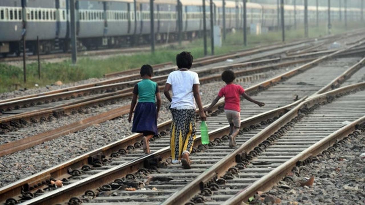 Minim sanitasi, warga India nekat buang air besar di pinggir rel