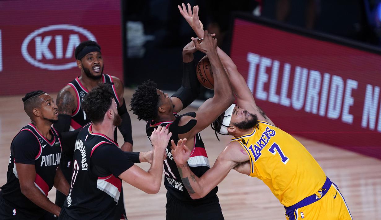 Pebasket Los Angeles Lakers, JaVale McGee, berebut bola dengan pebasket Portland Trailblazers pada babak pertama playoff NBA 2020 di AdventHealth Arena, Rabu (19/8/2020). LA Lakers takluk 93-100 atas Portland Trailblazers. (AFP/Ashley Landis-Pool/Getty Images)