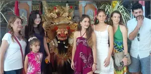 Bintang Elif terpukau melihat Pentas tari Barong, ini merupakan pengalaman pertama mereka menginjakan kaki di Pulau Dewata.