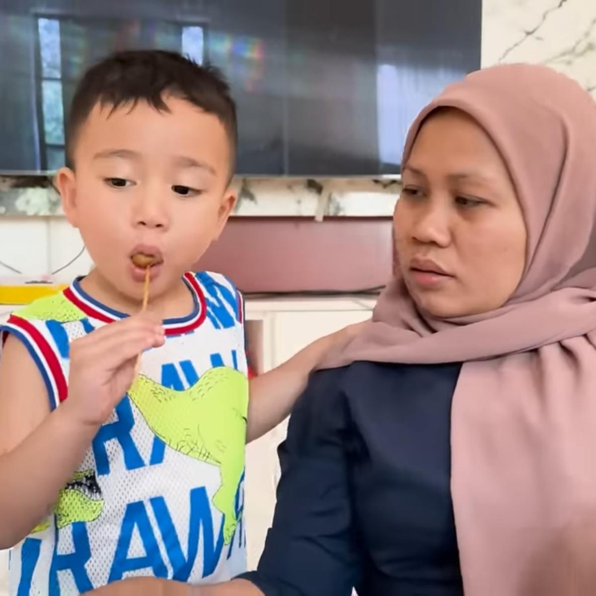 Potret Rayyanza Cipung Temani Sus Rini Belanja Kain ke Pasar, Pulangnya Jajan Cilok Buat Makan di Rumah