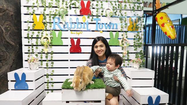 Momen Manis DJ Una Saat Momong Anak (sumber: instagram/putriuna)