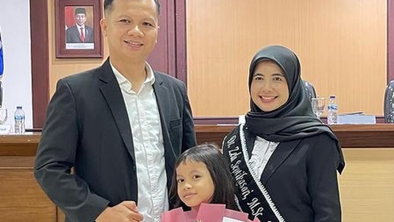 Perempuan kelahiran Banjarnegara, 11 September 1989 ini diketahui sudah menikah dan memiliki satu anak perempuan. Anak perempuannya bernama Irla Lashira Shaqueena, sedangkan suaminya bernama Irvan Budhi Handaka.