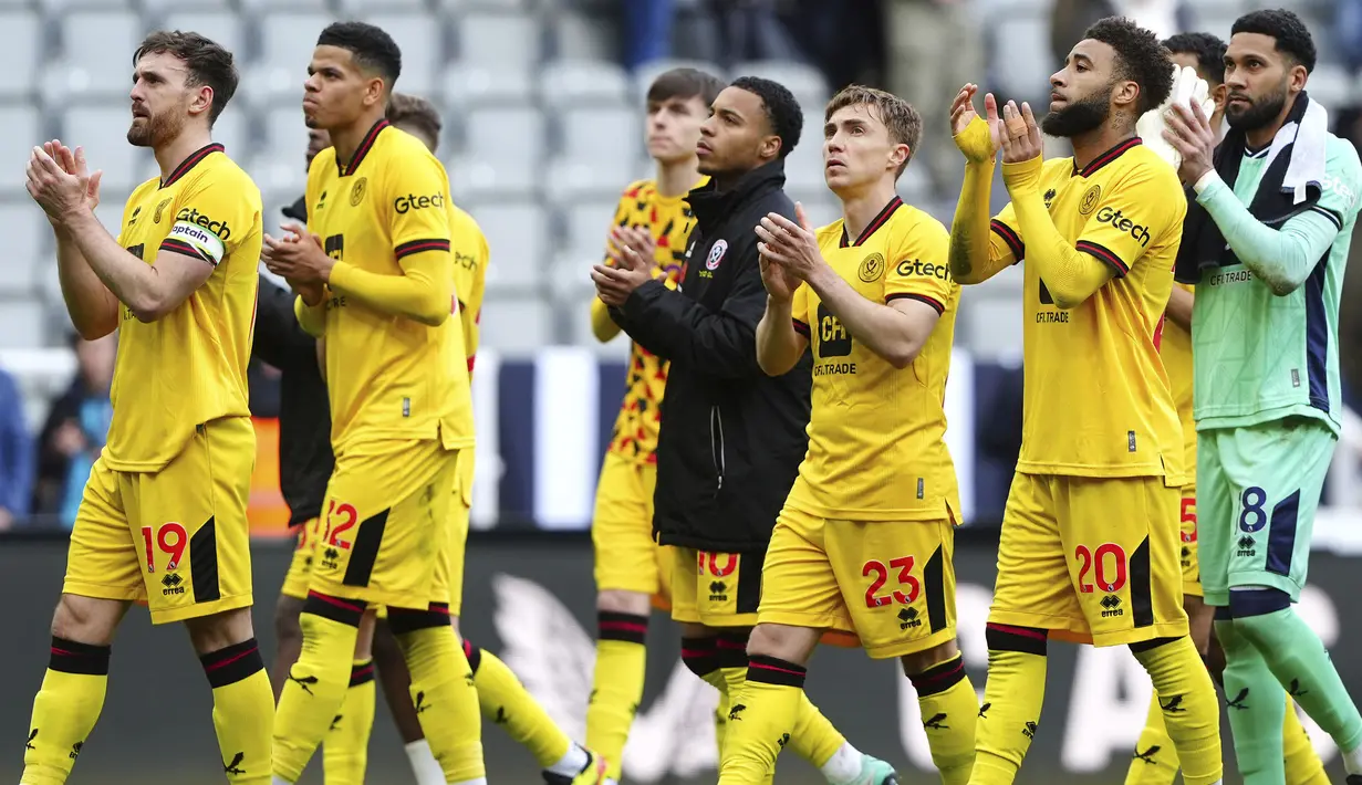 Kompetisi di liga-liga top Eropa serentak mulai memasuki pekan-pekan akhir pada musim 2023/2024. Selain beberapa klub telah memastikan gelar juara liga dengan hitung-hitungan poin yang sudah tak mungkin lagi terkejar, nyatanya ada 4 klub yang justru harus menerima nasib telah dipastikan terdegradasi juga berdasarkan hitung-hitungan poin yang tak mungkin lagi berada di zona aman. Berikut daftar 4 klub yang telah dipastikan terdegradasi ke kasta kedua di liga-liga top Eropa pada akhir April 2024 ini. (PA via AP Photo/Owen Humphreys)