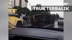 Sebuah truk terbalik di Tol Kuningan arah Semanggi, KM 07.800. Kecelakaan ini menyebabkan kemacetan hingga 2 kilometer
