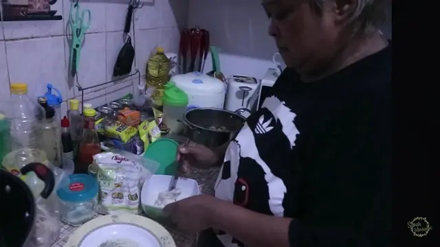 Memaksimalkan Area Bawah Tangga untuk Dapur Multifungsi
