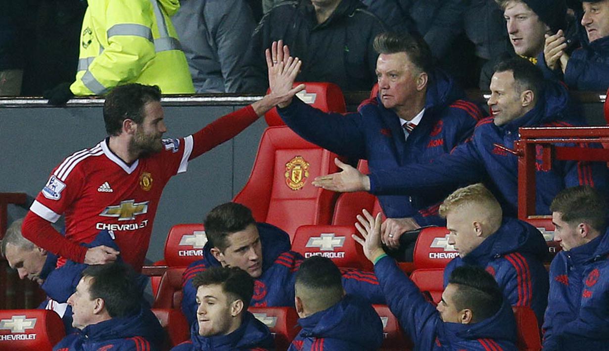 Pelatih Manchester United, Louis Van Gaal, menyalami pemainnya Juan Mata usai laga melawan Watford. Pada laga selanjutnya MU akan berhadapan dengan West Bromwich. (Reuters/Jason Cairnduff)