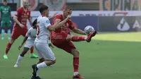 Pemain Persija Jakarta, Hanno Behrens (kanan) berebut bola dengan pemain Persis Solo, Messidoro dalam laga pekan ke-2 BRI Liga 1 2022/2023 antara Persija Jakarta melawan Persis Solo di Stadion Patriot Candrabhaga, Bekasi, Minggu (31/7/2022) sore WIB. (Bola.com/Ikhwan Yanuar)