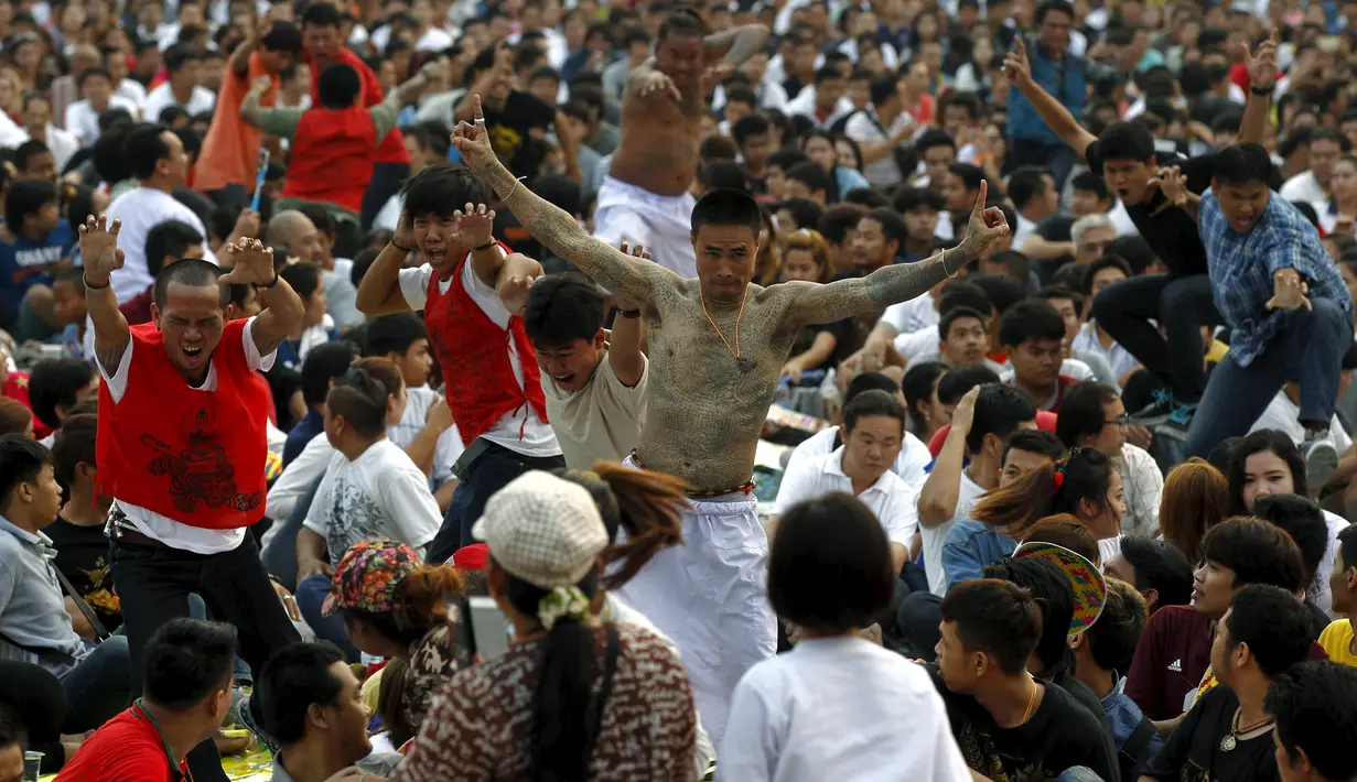 Sejumlah orang dalam keadaan kesurupan mengikuti Festival Tato Sihir di Wat Bang Phra, Nakhon Pathom, Bangkok, Thailand (19/3). Ribuan orang datang untuk memberikan penghormatan pada penguasa tato. (REUTERS/Chaiwat Subprasom)