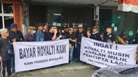 Aksi demonstrasi yang dilakukan para pencipta lagu di depan kantor KCI, Jakarta