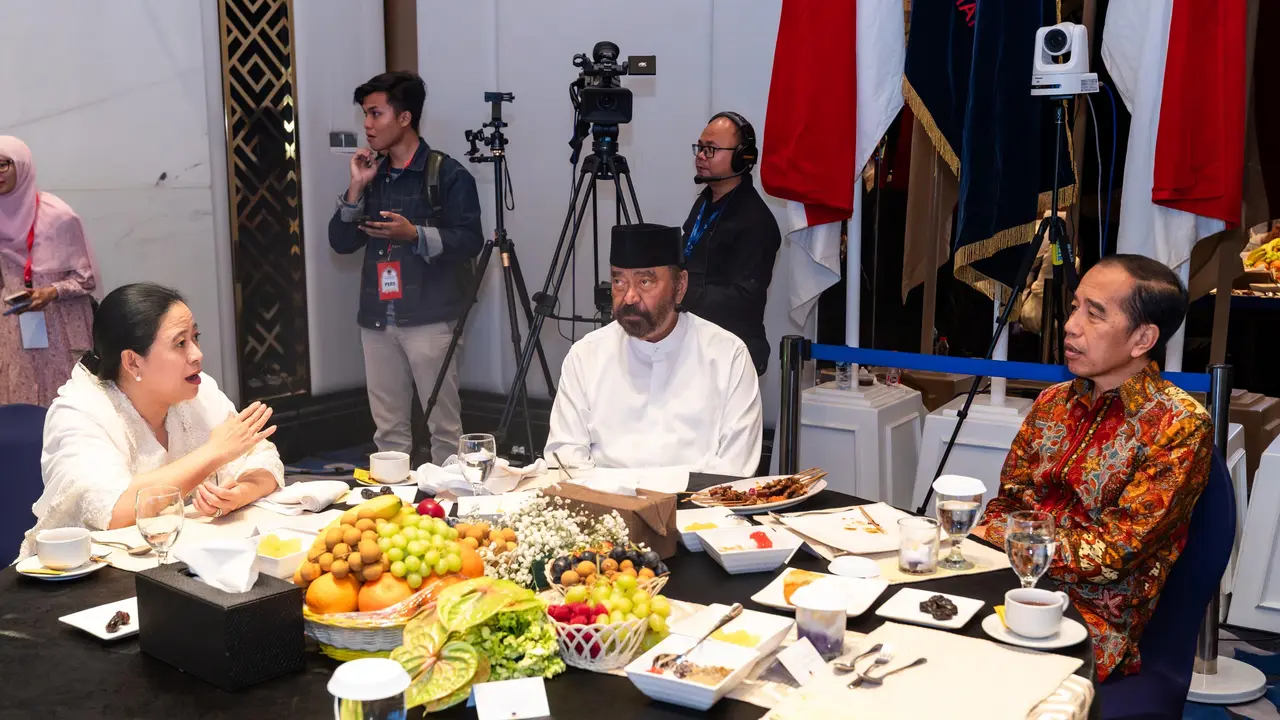 Presiden ke-7 Republik Indonesia Joko Widodo alias Jokowi duduk semeja dengan Ketua DPR RI Puan Maharani dan Ketua Umum Partai NasDem Surya Paloh dalam acara buka puasa bersama di NasDem Tower Jakarta, Jumat (21/3/2025). (Istimewa)