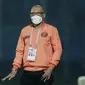 Pelatih Persija Jakarta, Sudirman, mengamati anak asuhnya saat melawan Barito Putera pada laga perempat final Piala Menpora 2021 di Stadion Kanjuruhan, Sabtu (10/4/2021). Persija Jakarta menang dengan skor 1-0. (Bola.com/Arief Bagus)