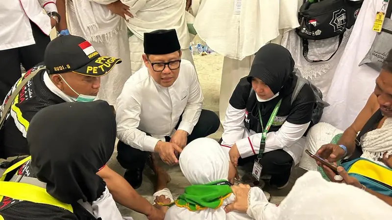 Ketua Tim Pengawas Haji DPR RI Muhaimin Iskandar alias Gus Imin saat membantu jemaah haji Indonesia yang kelekahan usai lempar jumrah.
