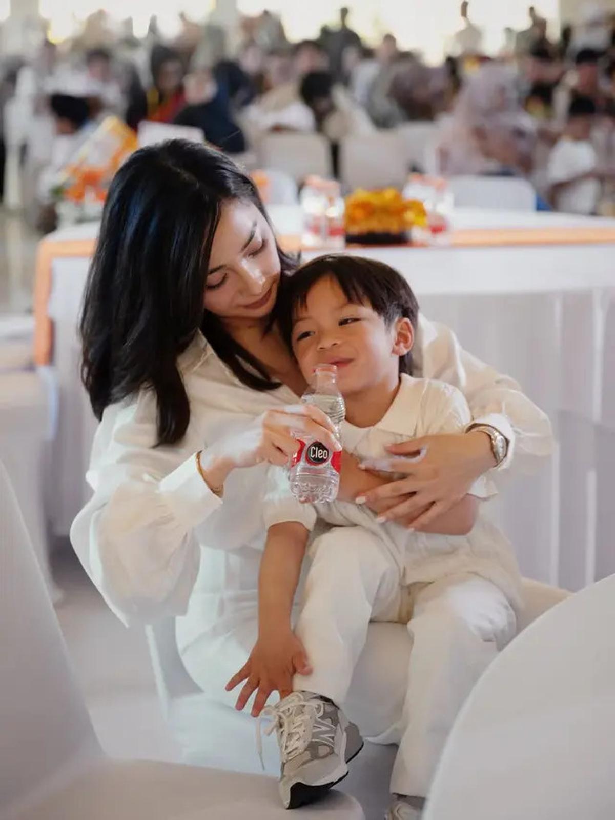 Nikita Willy Potong Rambut Jadi Layer Cut, Tampilkan Aura Fresh Ibu Dua Anak