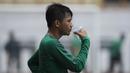 Gelandang Timnas Indonesia U-19, Witan Sulaeman, melepas dahaga usai latihan di Stadion Wibawa Mukti, Bekasi, Senin (16/10//2017). Persiapan ini dilakukan jelang kualifikasi Piala Asia U-19. (Bola.com/Vitalis Yogi Trisna)