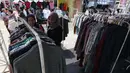 Pengunjung memilih kaos yang dijual pada Jakcloth Year End Sale di Plaza Tenggara GBK Senayan, Jakarta, Kamis (26/12/2019).  Di gelar pada 25-29 Desember 2019, Jakcloth tahun ini menghadirkan 400 clothing line lokal. (Liputan6.com/Angga Yuniar)