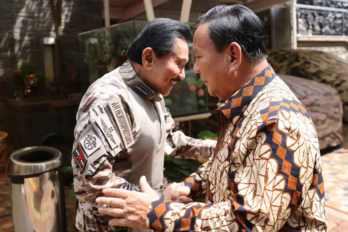 Menteri Pertahanan (Menhan) RI Prabowo Subianto saat mengunjungi kediaman seniornya, Jenderal TNI (Purn) AM Hendropriyono