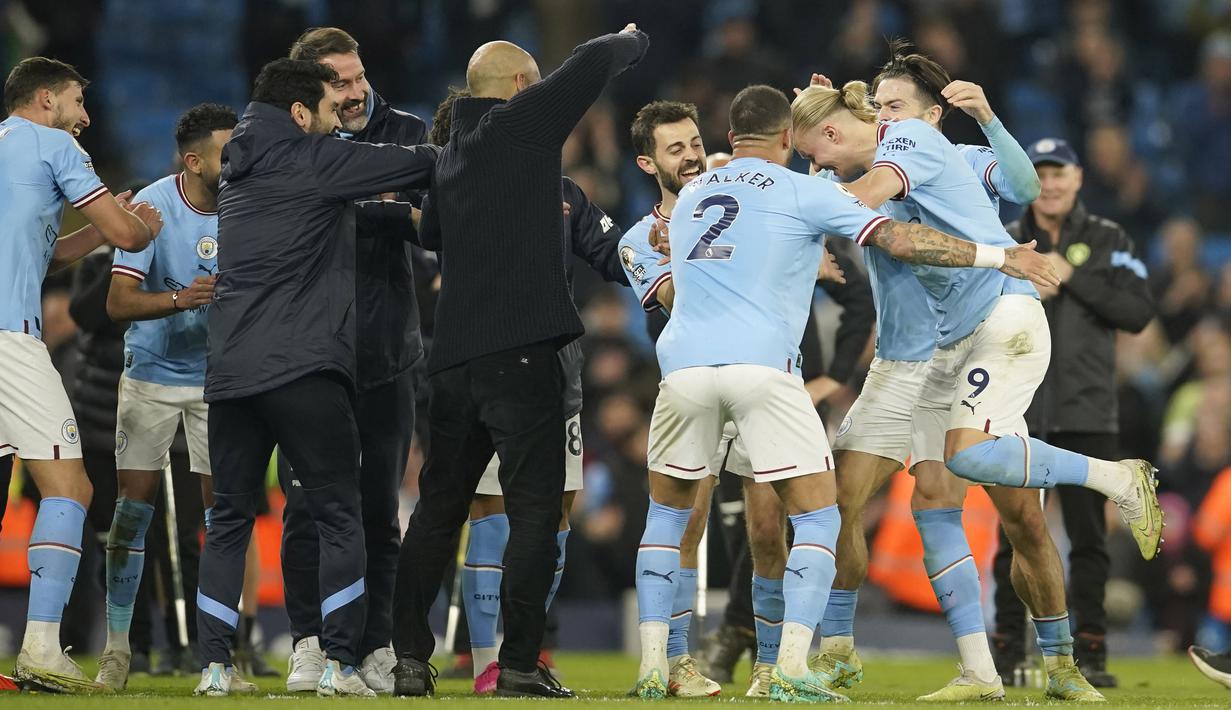 Erling Haaland diberi penghormatan oleh staf dan pemain City saat dia meninggalkan lapangan. (AP Photo/Dave Thompson)