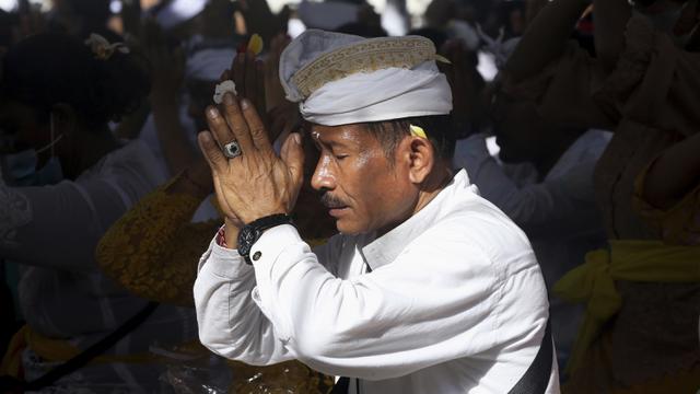 FOTO: Umat Hindu Bali Rayakan Hari Raya Kuningan