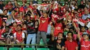 Sejumlah suporter Singapura terlihat antusias menyaksikan laga perdana timnas Singapura U-23 melawan Filipina di penyisihan grup A Sea Games 2015 di Stadion Jalan Besar, Singapura, Senin (1/6/2015). Singapura unggul 1-0. (Liputan6.com/Helmi Fithriansyah)