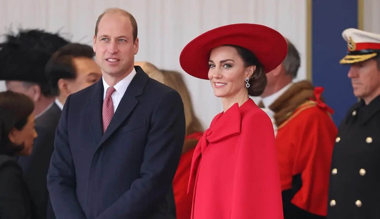 Penampilan penuh pesona Kate Middleton dalam dress merah dengan detail cape megah dan pita yang besar di bagian tengah dadanya. Kate semakin memesona dengan topi merahnya yang serasi. [Foto: Instagram/princeandprincessofwales]