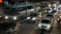 Terlihat aktivitas bus Transjakarta di halte Busway Matraman dan Mampang, Jakarta, Senin (2/6/14) malam. (Liputan6.com/Johan Tallo)