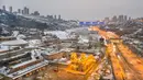 Foto dari udara yang diabadikan pada 23 November 2020 ini menunjukkan pemandangan Kota Yan'an yang diselimuti salju di Provinsi Shaanxi, China barat laut. (Xinhua/Tao Ming)