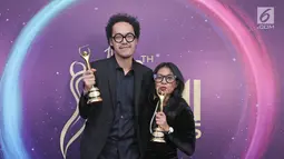 Penyanyi Endah N Rhesa memenggang piala usai meraih penghargaan Anugerah Musik Indonesia (AMI) Awards 2017 di Teater Garuda TMII, Jakarta, Kamis (16/11). (Liputan6.com/Herman Zakharia)