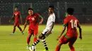 Gelandang Timnas Indonesia, Ahmad Bustomi (kedua dari kiri) berusaha menembus pertahanan Timor Leste dalam laga persahabatan di Stadion GBK Jakarta, Selasa (11/11/2014).Indonesia unggul 4-0 atas Timor Leste. (Liputan6.com/Helmi Fithriansyah)