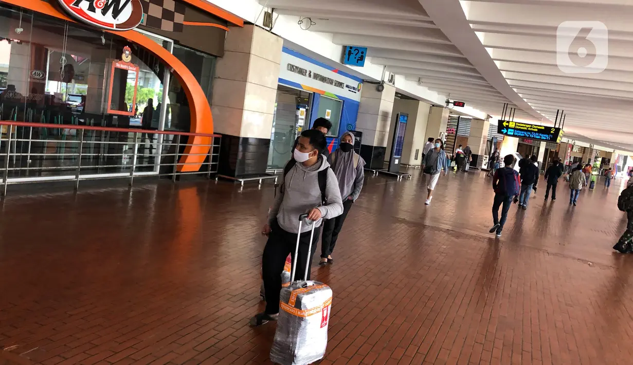 Penumpang beraktivitas di area Bandara Soekarno-Hatta, Tangerang, Jumat (24/7/2020). Senior Manager Branch Communication and Legal Bandara Soetta Febri Toga Simatupang mengatakan di bulan Juli, jumlah pergerakan penumpang rata-rata per hari mencapai 30.000 orang. (Liputan6.com/Immanuel Antonius)